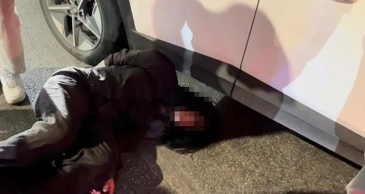 Polise direnen, gazeteciye tüküren alkollü kadın tutuklandı