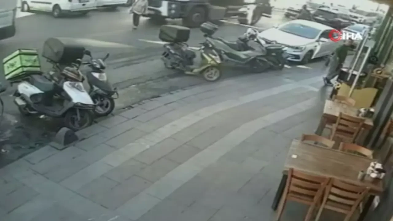 Su tankerinin altında kalan kadın hayatını kaybetti: Güvenlik kameraları anbean kaydetti