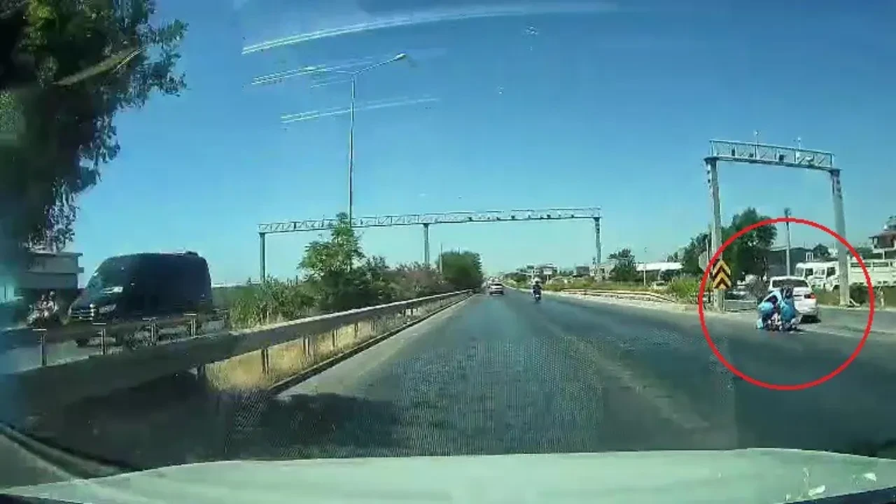 Antalya'da feci kaza kamerada: Sürücü takla atarak yola savruldu