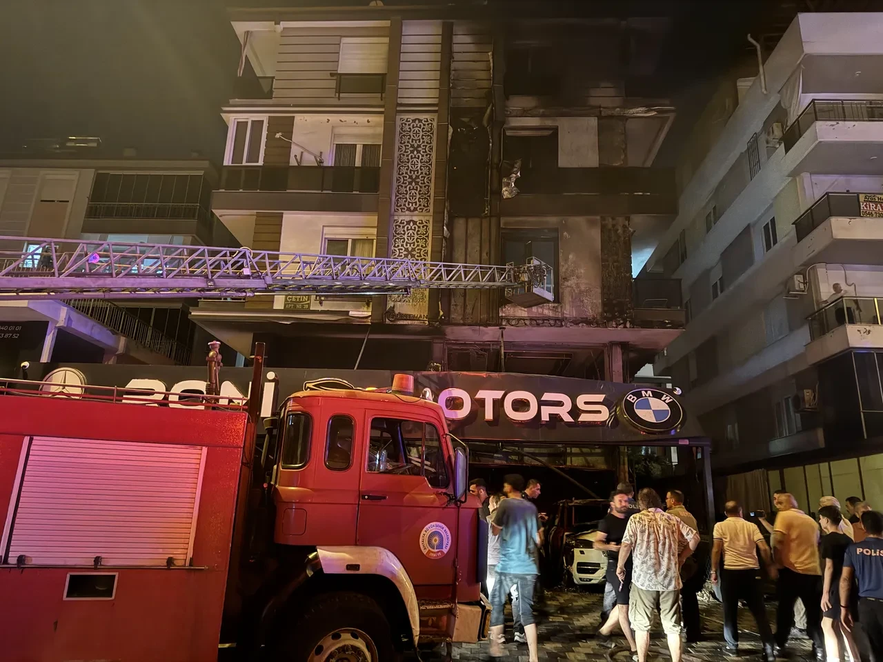Antalya'da korkutan yangın! Oto galeride başladı, tüm binaya sıçradı