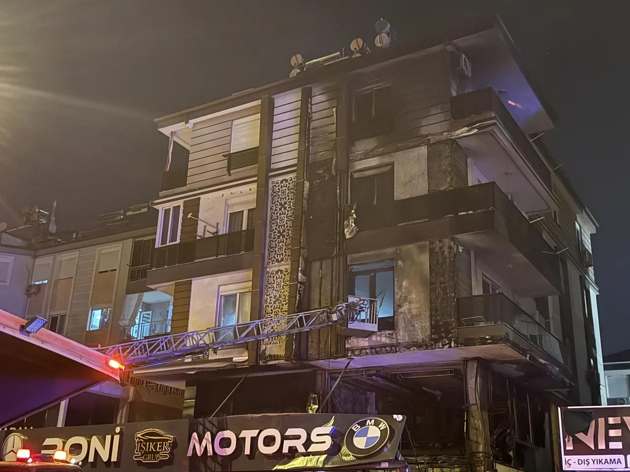 Antalya'da korkutan yangın! Oto galeride başladı, tüm binaya sıçradı