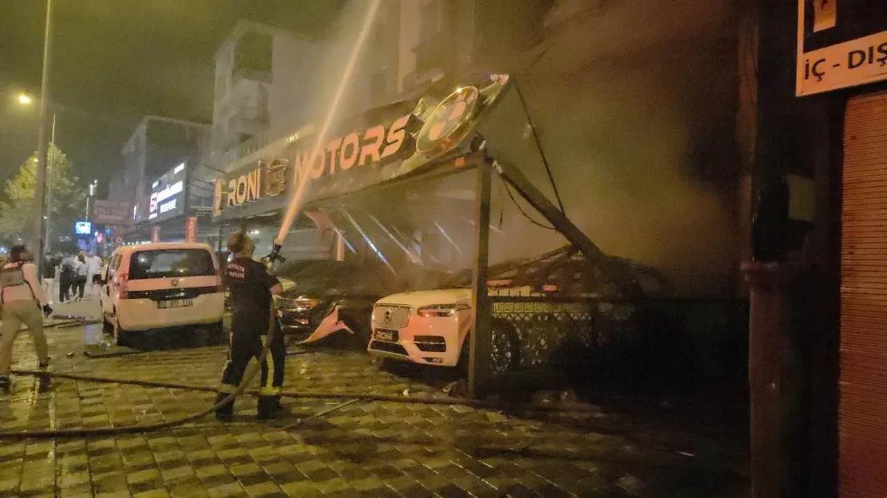Antalya'da korkutan yangın! Oto galeride başladı, tüm binaya sıçradı