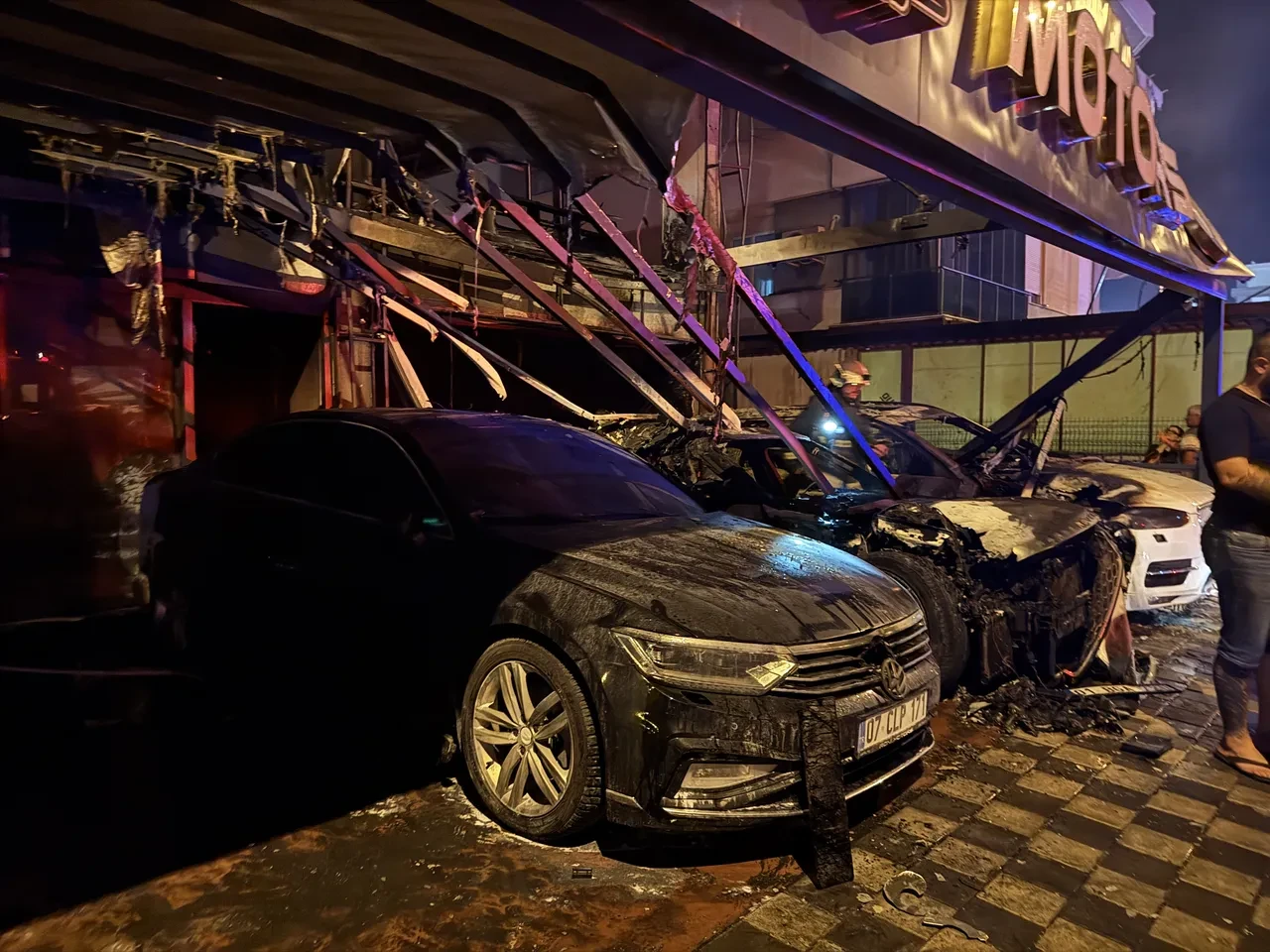 Antalya'da korkutan yangın! Oto galeride başladı, tüm binaya sıçradı