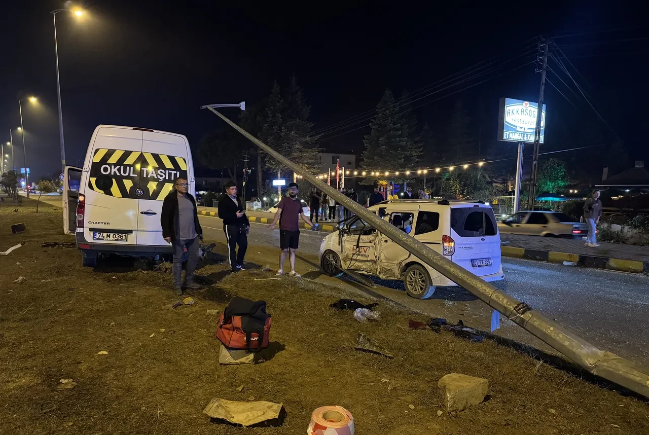 Bartın'da düğün dönüşü feci kaza: 21 yaralı