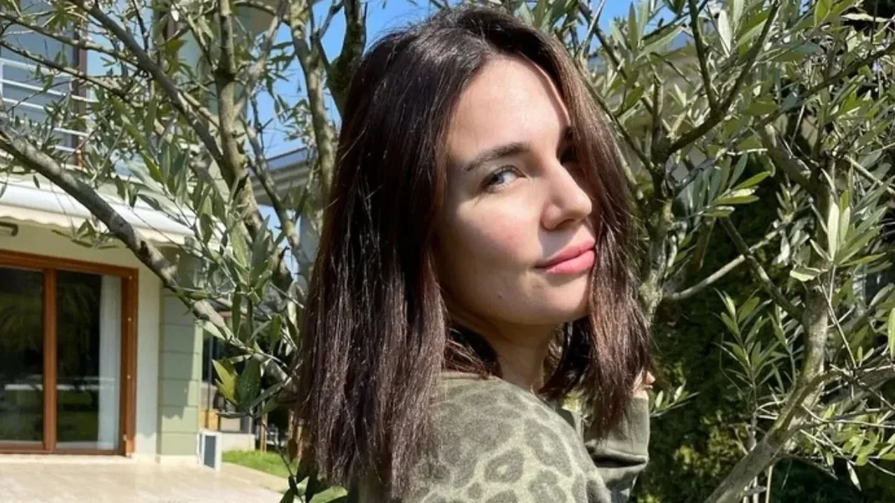 Buse Varol’un Tiktok’a giriş yaptığı videosu olay oldu! Sosyal medyanın diline düştü