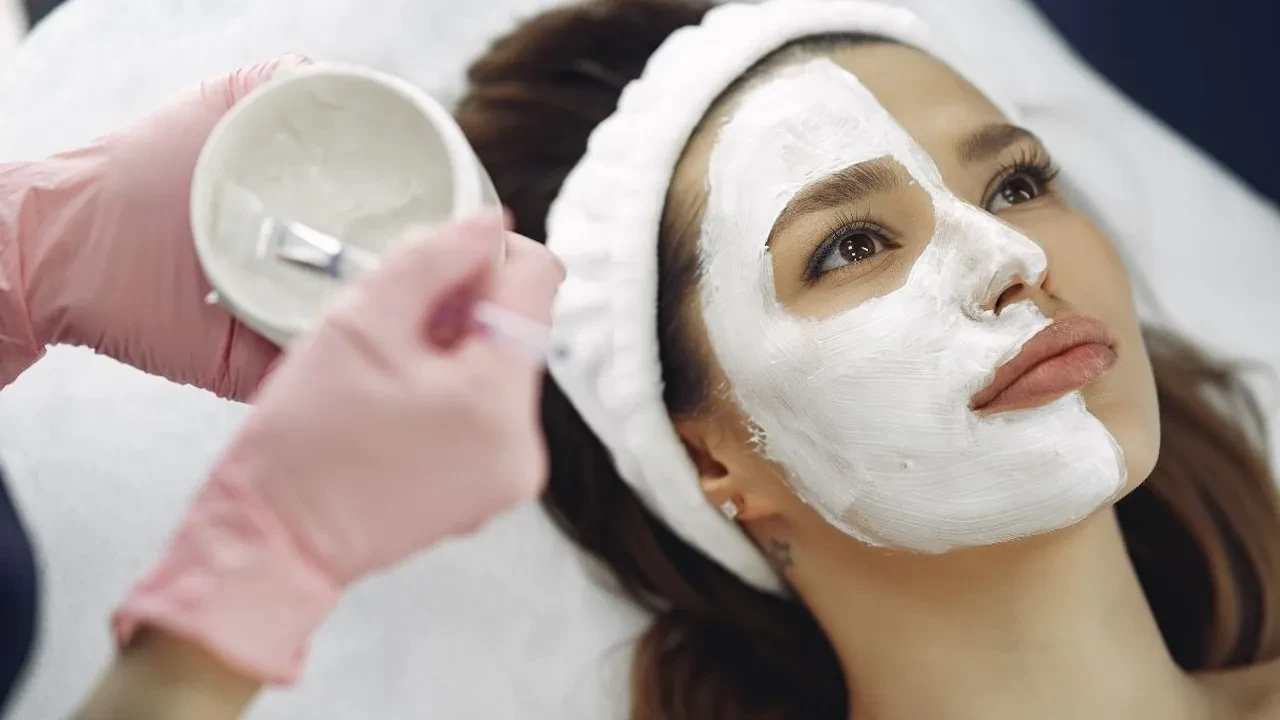 Cam gibi cilt için evde yapılan en popüler ve basit maske! Cilde iyi gelen en iyi maskeler