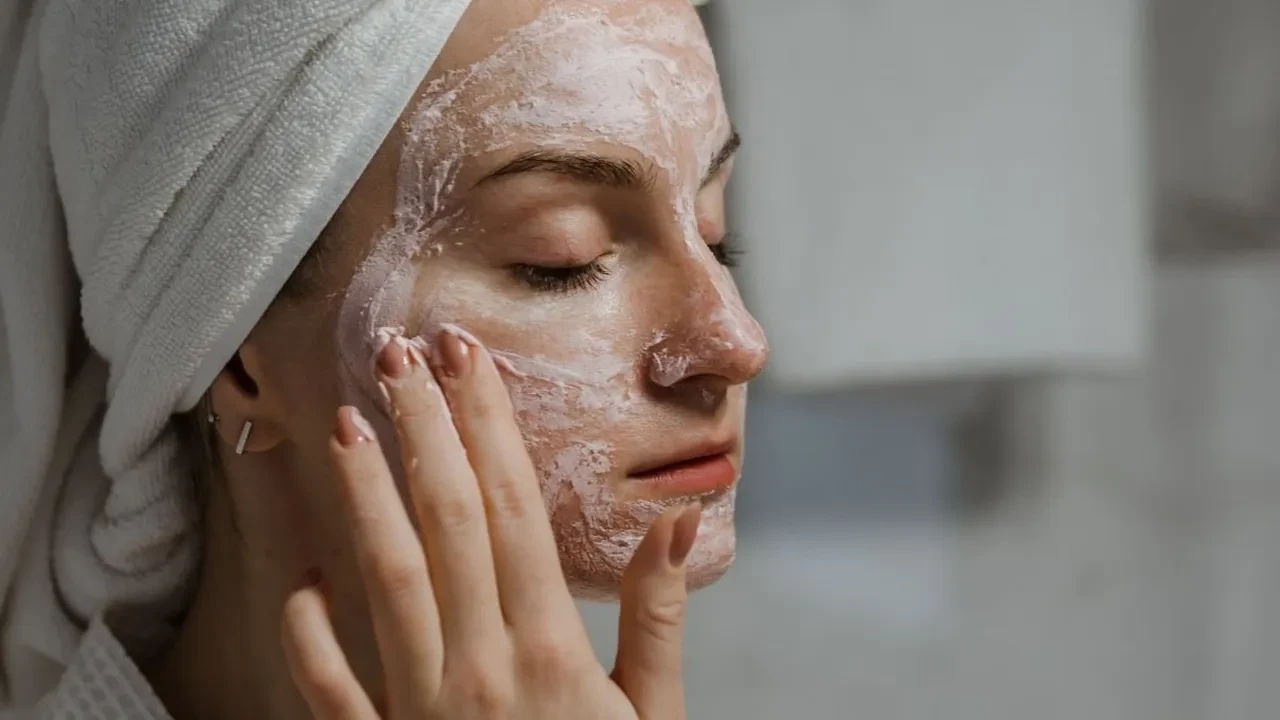 Cam gibi cilt için evde yapılan en popüler ve basit maske! Cilde iyi gelen en iyi maskeler