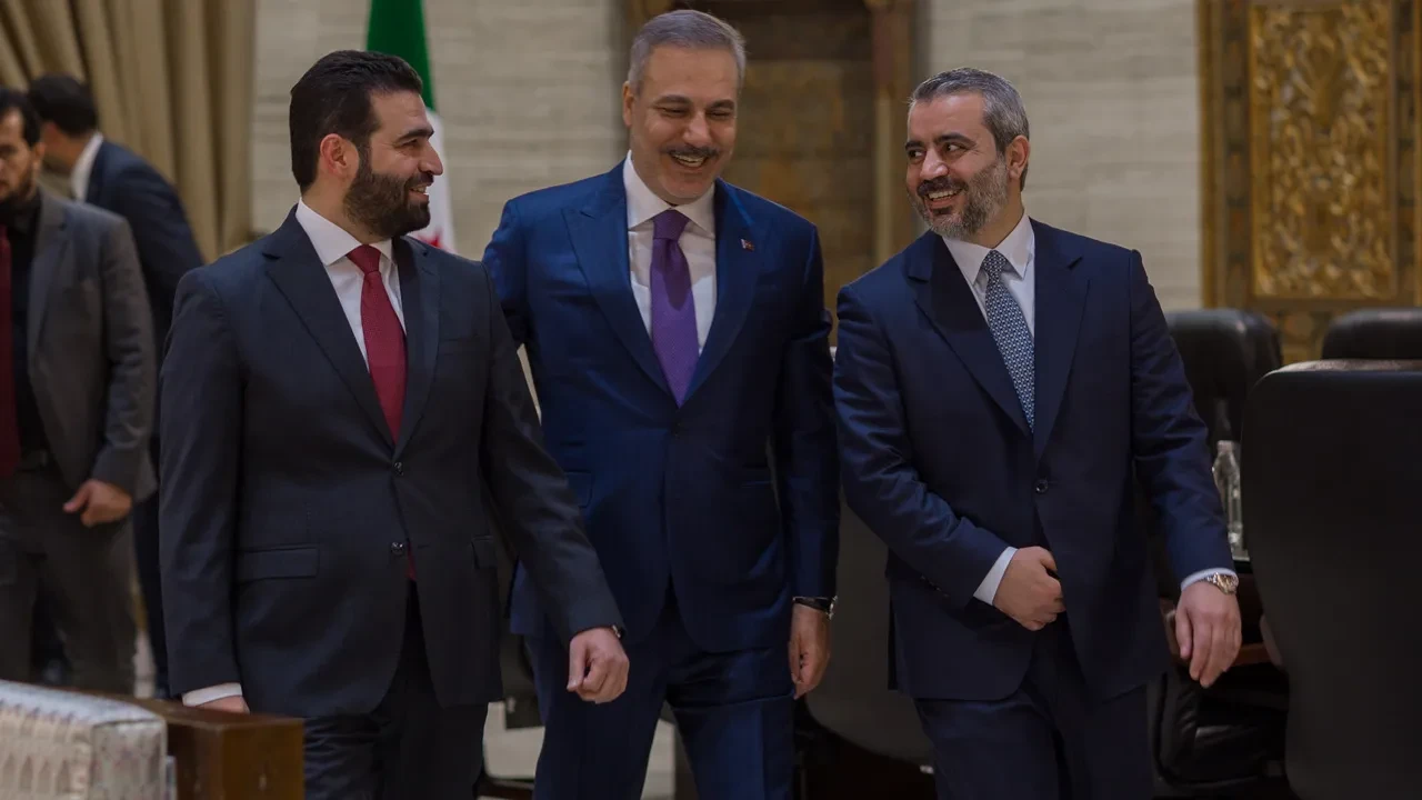 Dışişleri Bakanı Hakan Fidan Suriyeli bakanlarla üçlü görüşme yaptı