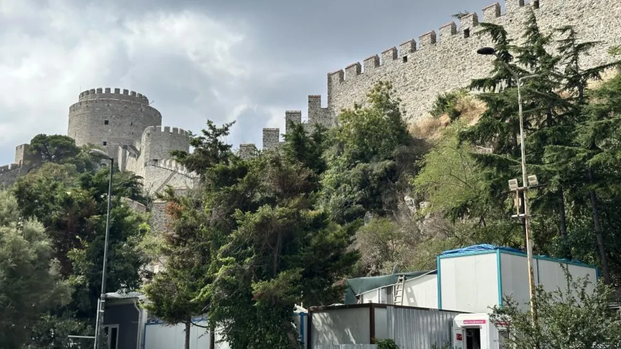 Fatih Sultan Mehmet tarafından 1452'de 90 günde yapıldı, 6,5 yıldır restorasyonu bitmedi: STK’lardan Rumeli Hisarı çıkışı