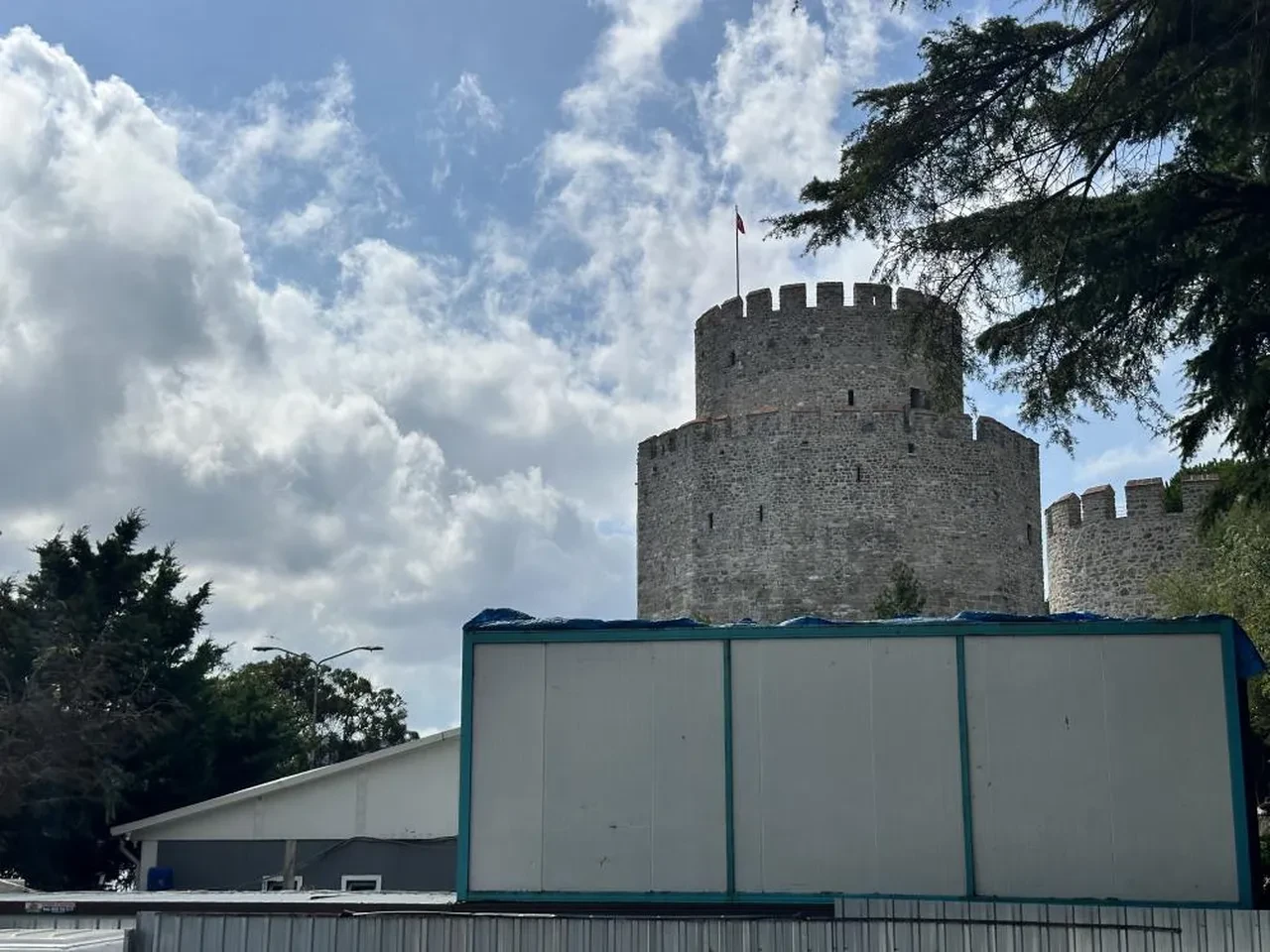 Fatih Sultan Mehmet tarafından 1452'de 90 günde yapıldı, 6,5 yıldır restorasyonu bitmedi: STK’lardan Rumeli Hisarı çıkışı