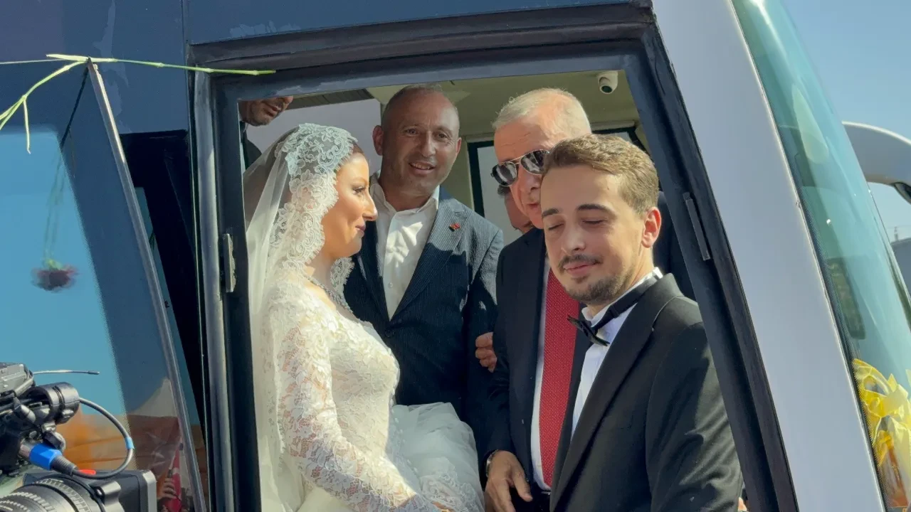 Gelin ve damat düğün salonu yerine Cumhurbaşkanı Erdoğan’ı karşılamaya gitti