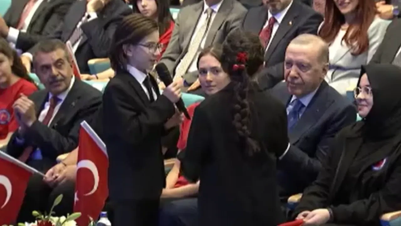 Cumhurbaşkanı Erdoğan, öğrencilerle 'Çayeli'nden Öteye' türküsünü söyledi