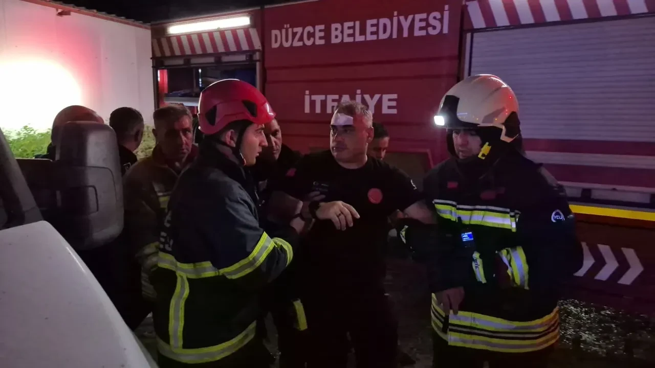 Düzce'de kapı fabrikasından alevler yükseldi: Yangında itfaiyecinin üzerine çatı düştü