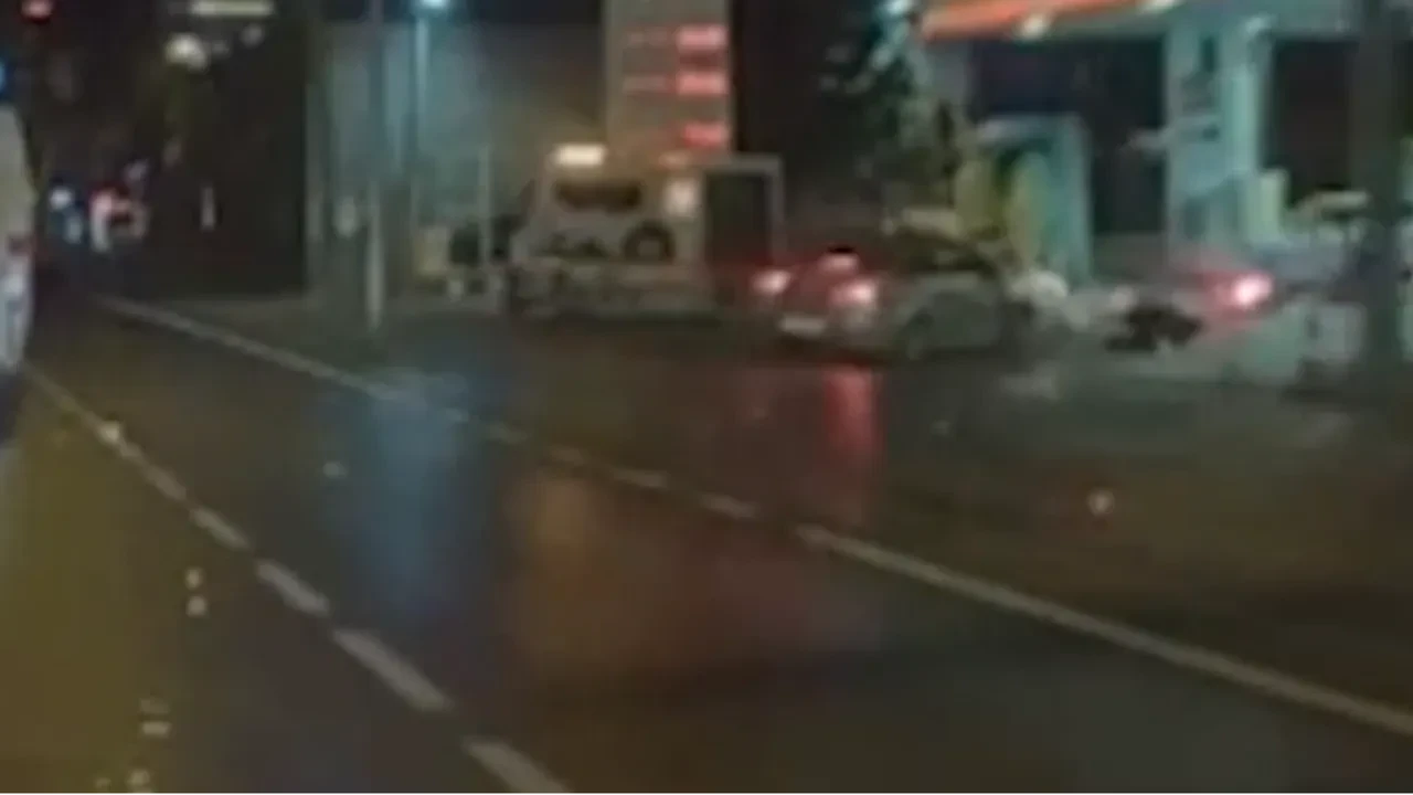 E-5’ten yan yola girmek isteyen otomobil, motosikletliye böyle çarptı