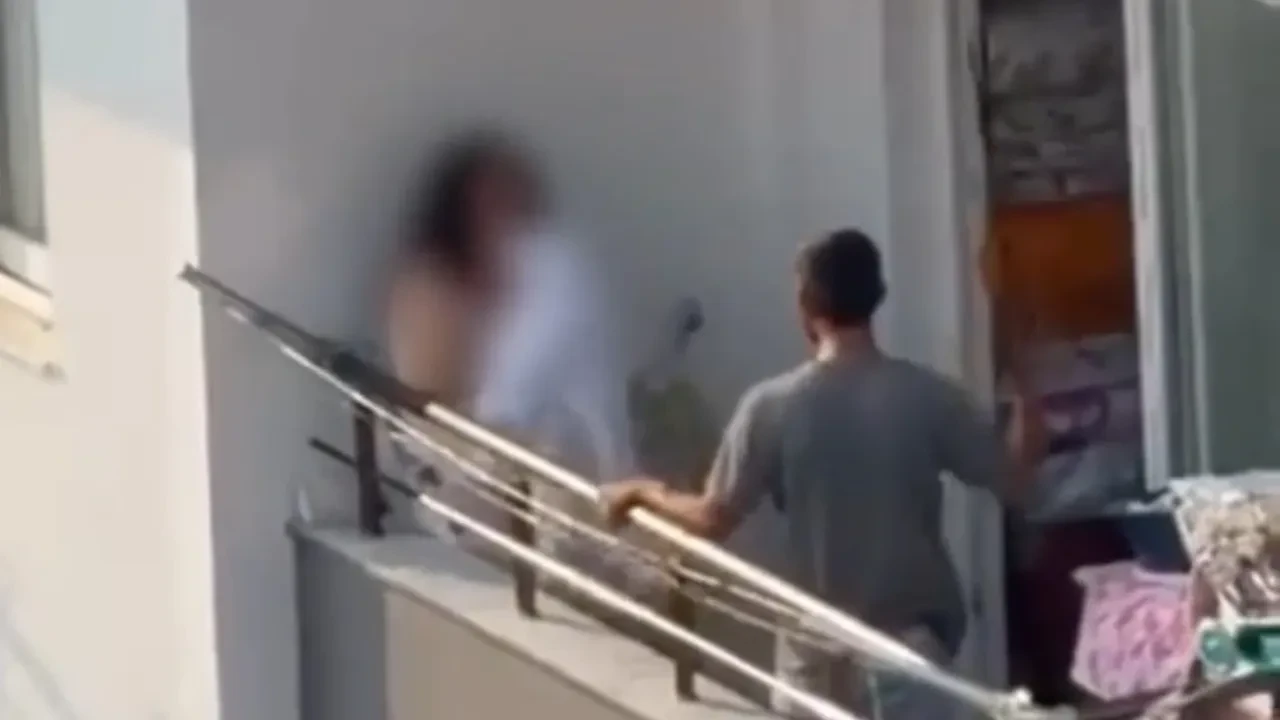 Elindeki sopayla kadına saldırdı! Balkonda yardım çığlıkları attı