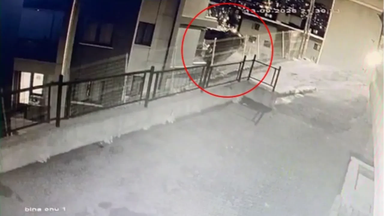 İstanbul'da ilginç kaza kamerada! Otomobil binanın 3. katına çarpıp bahçeye düştü