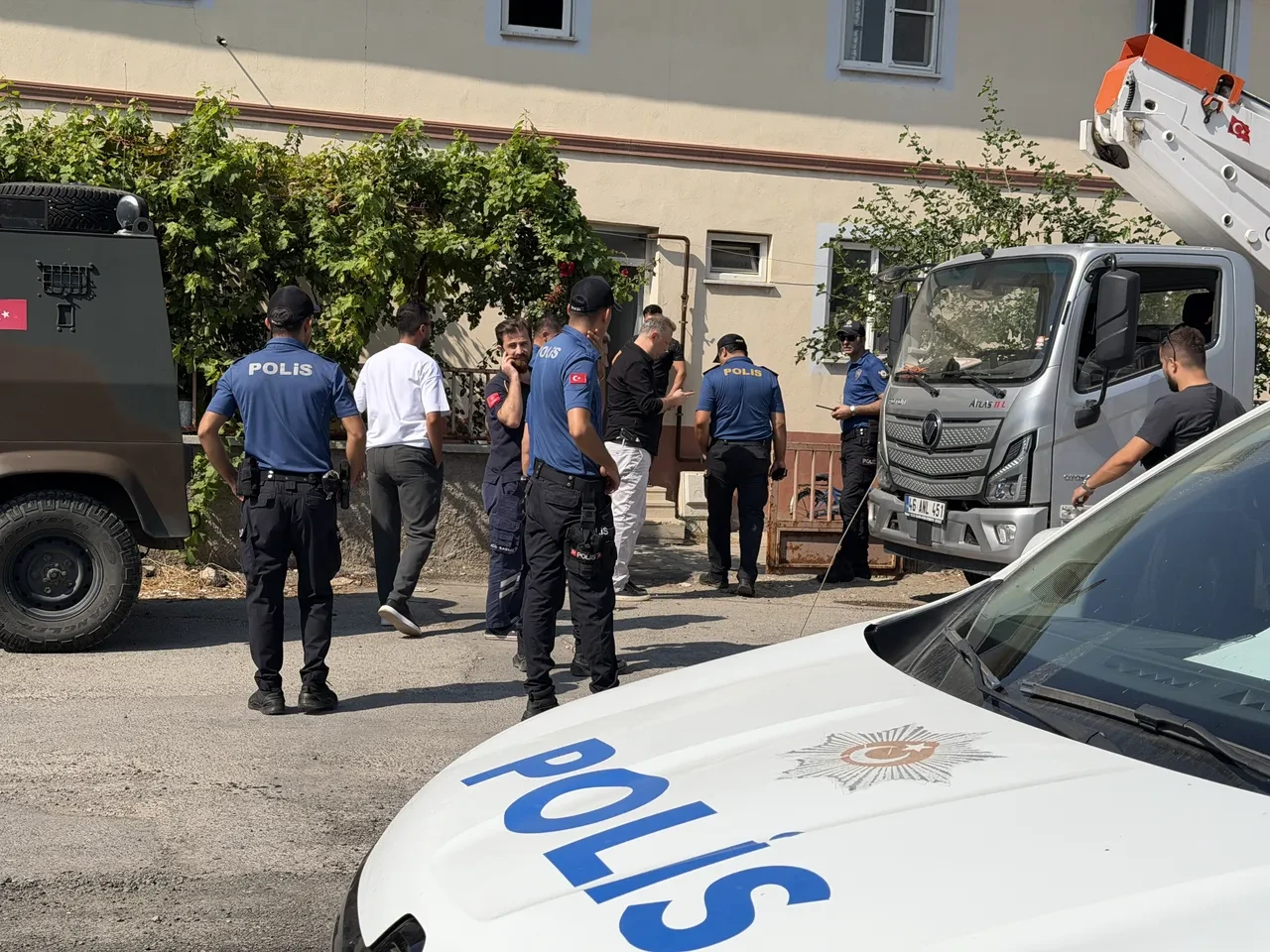 Kendi ailesini rehin aldı! Şizofren olduğu öne sürüldü