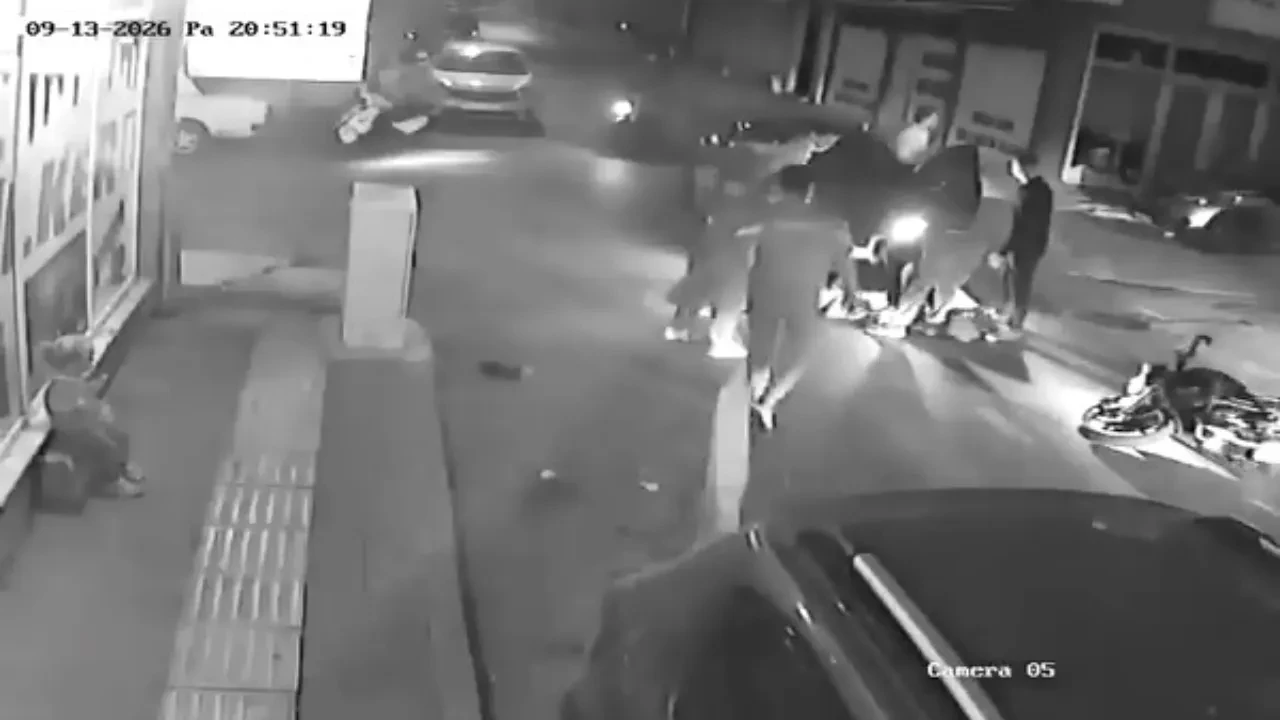 Otomobil kendilerine çarpınca feci şekilde yola savruldular!