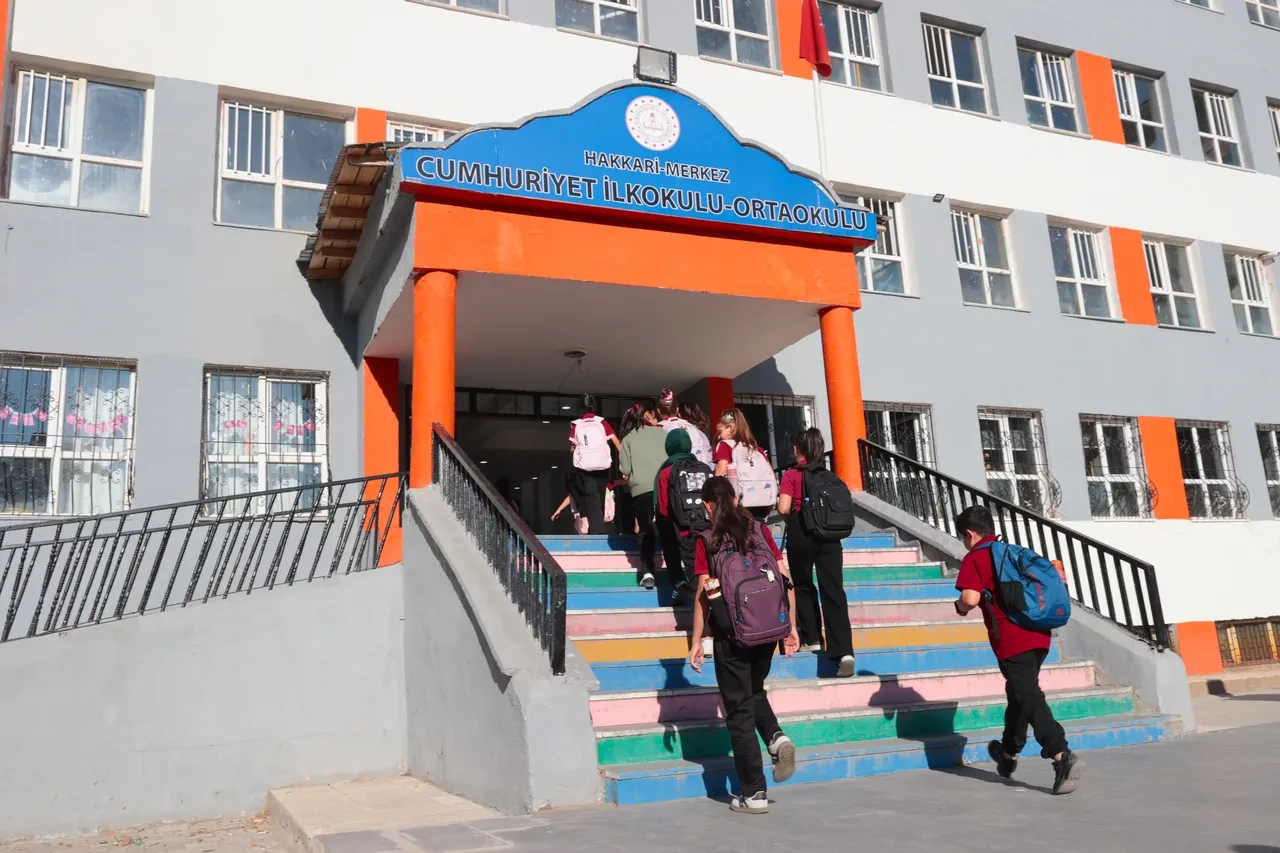 Tatil bitti, okullar açıldı: Milyonlarca öğrenci için ders zili çaldı