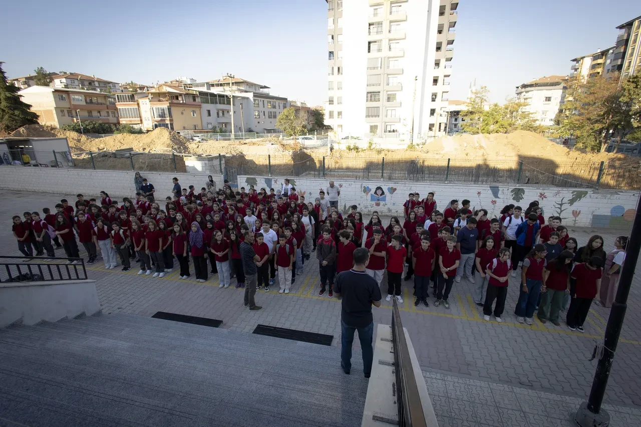 Tatil bitti, okullar açıldı: Milyonlarca öğrenci için ders zili çaldı