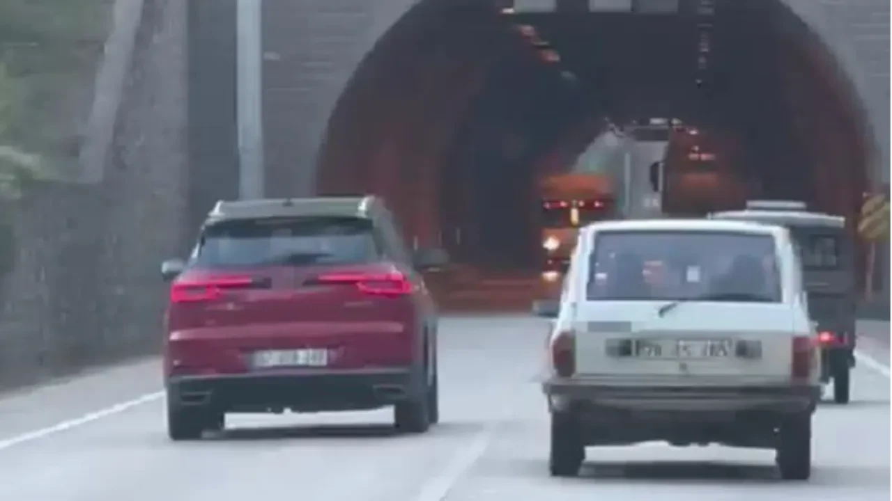 Trafikte tehlikeli anlar! Biri tersten gitti, diğeri hatalı sollama yaptı