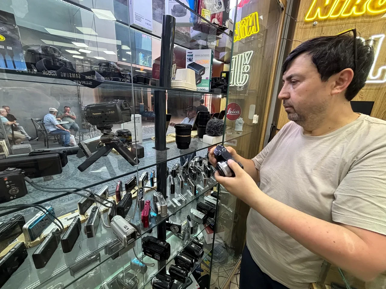 Akıllı telefonlar bıktırdı! "Gerçek fotoğraf" arayan gençler yıllar öncesinin cihazlarına koşuyor