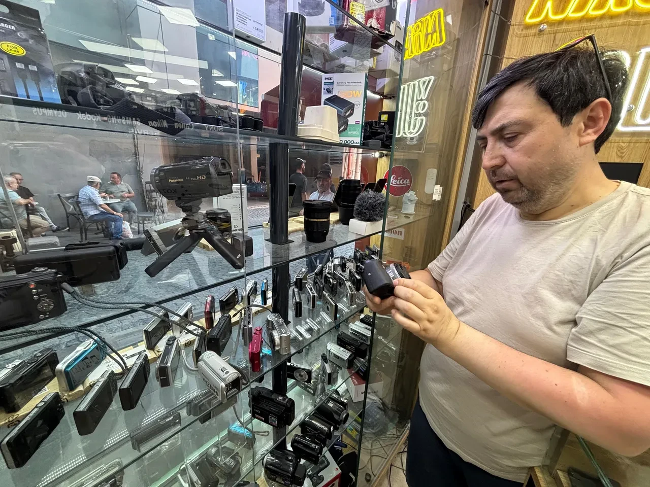 Akıllı telefonlar bıktırdı! "Gerçek fotoğraf" arayan gençler yıllar öncesinin cihazlarına koşuyor