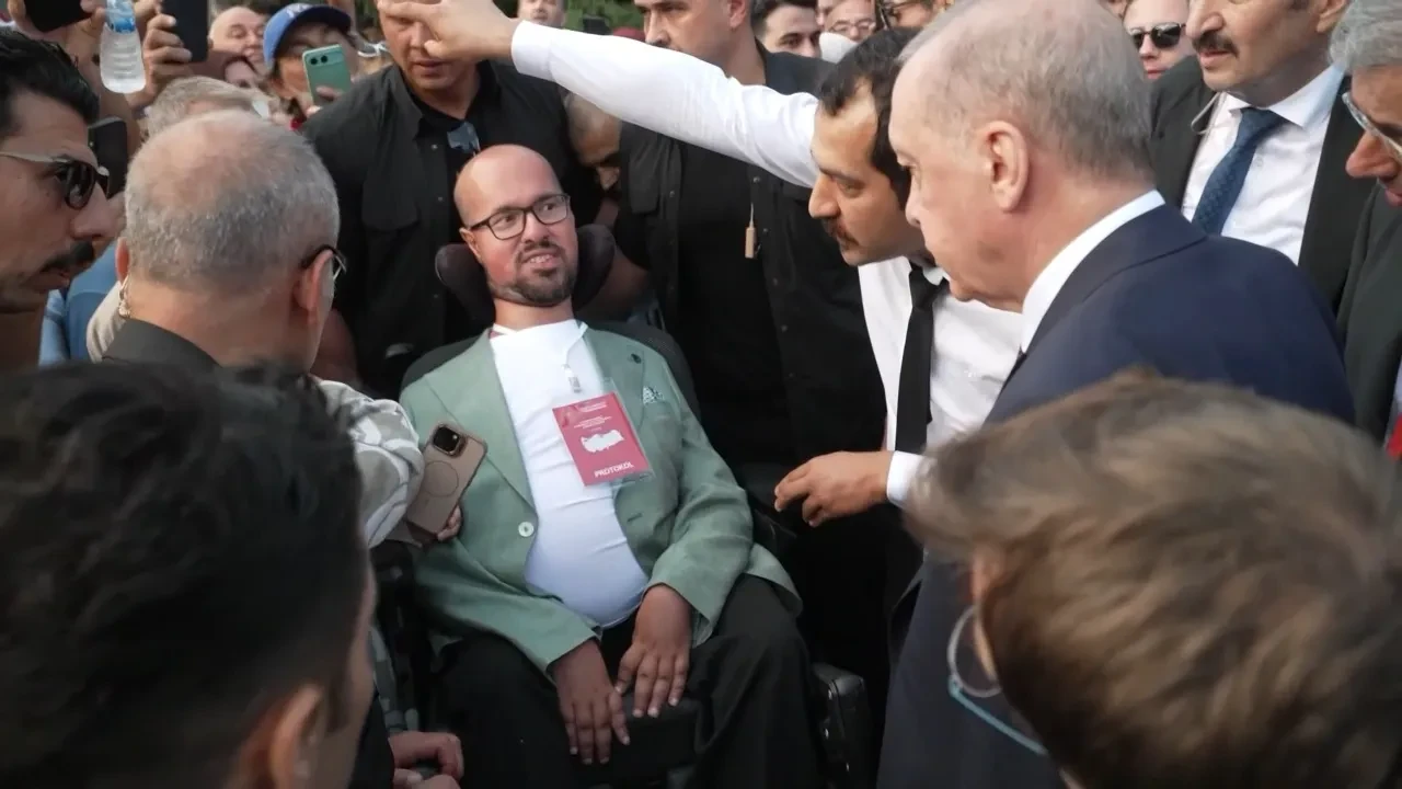 Cumhurbaşkanı Erdoğan otobüsü durdurup yanına gitti! Duygulandıran sözler: 