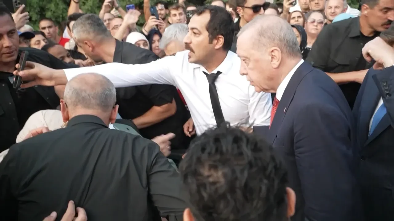 Cumhurbaşkanı Erdoğan otobüsü durdurup yanına gitti! Duygulandıran sözler: "Hesabını veremezdim"
