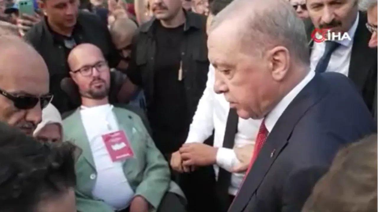 Cumhurbaşkanı Erdoğan'a sevgi seli: Engelli vatandaş ile sohbet etti