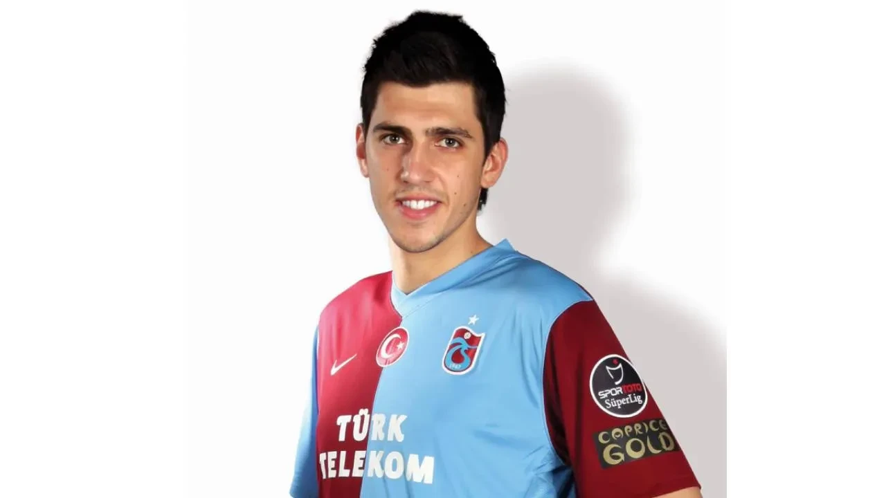 Galatasaray ve Trabzonspor'da da forma giymişti! Yıldız oyuncu futbolu bıraktı: Ceyhun Gülselam veda etti