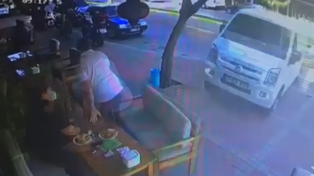 Kafeye giren kamyonetin altında kalmaktan son anda kurtuldu