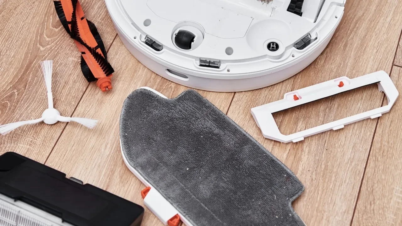 Robot süpürgeyi temizlerken sakın bu detayı atlamayın! Ben de yeni keşfettim