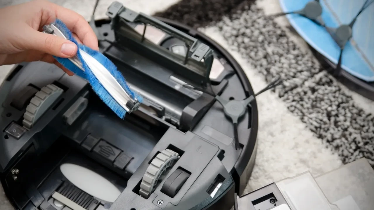 Robot süpürgeyi temizlerken sakın bu detayı atlamayın! Ben de yeni keşfettim