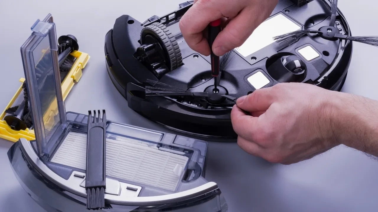 Robot süpürgeyi temizlerken sakın bu detayı atlamayın! Ben de yeni keşfettim