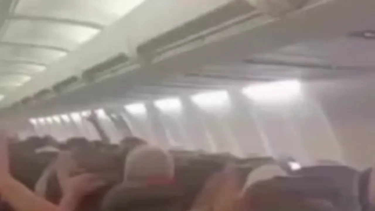 Uçağın kalkışından sonra kabusu yaşadılar: Bir anda titremeye başladı ve tavan çöktü