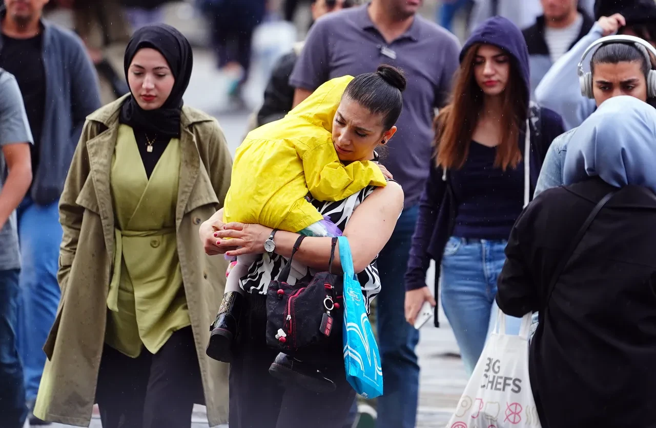 AKOM İstanbul'u tarih vererek uyardı: Kuvvetli sağanak, serin hava ve fırtına geliyor