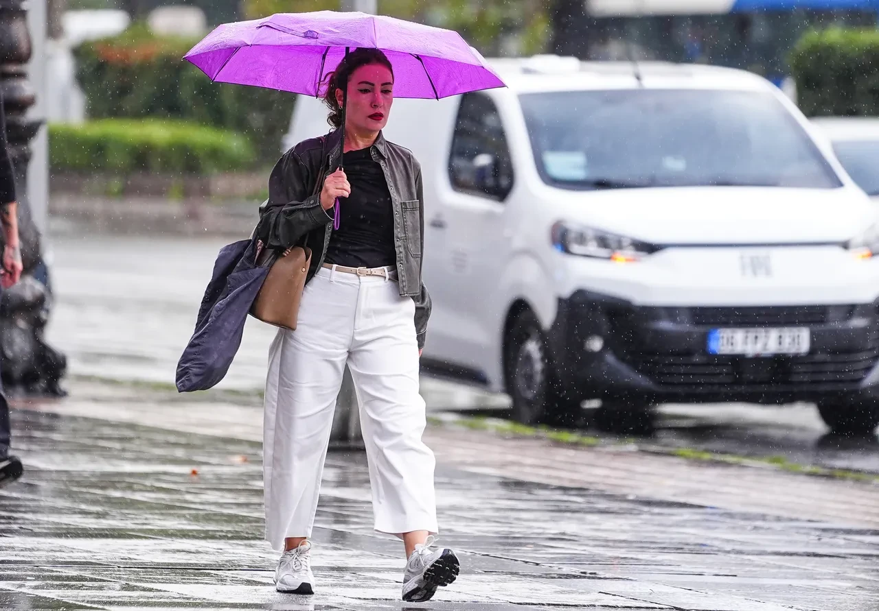 AKOM İstanbul'u tarih vererek uyardı: Kuvvetli sağanak, serin hava ve fırtına geliyor