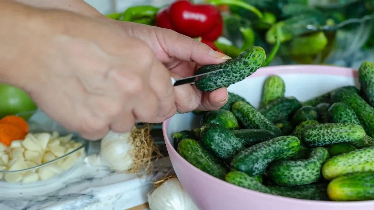 Anneanneler neden turşu kavanozlarını ters koyardı? Turşu kurmanın ilginç yöntemi