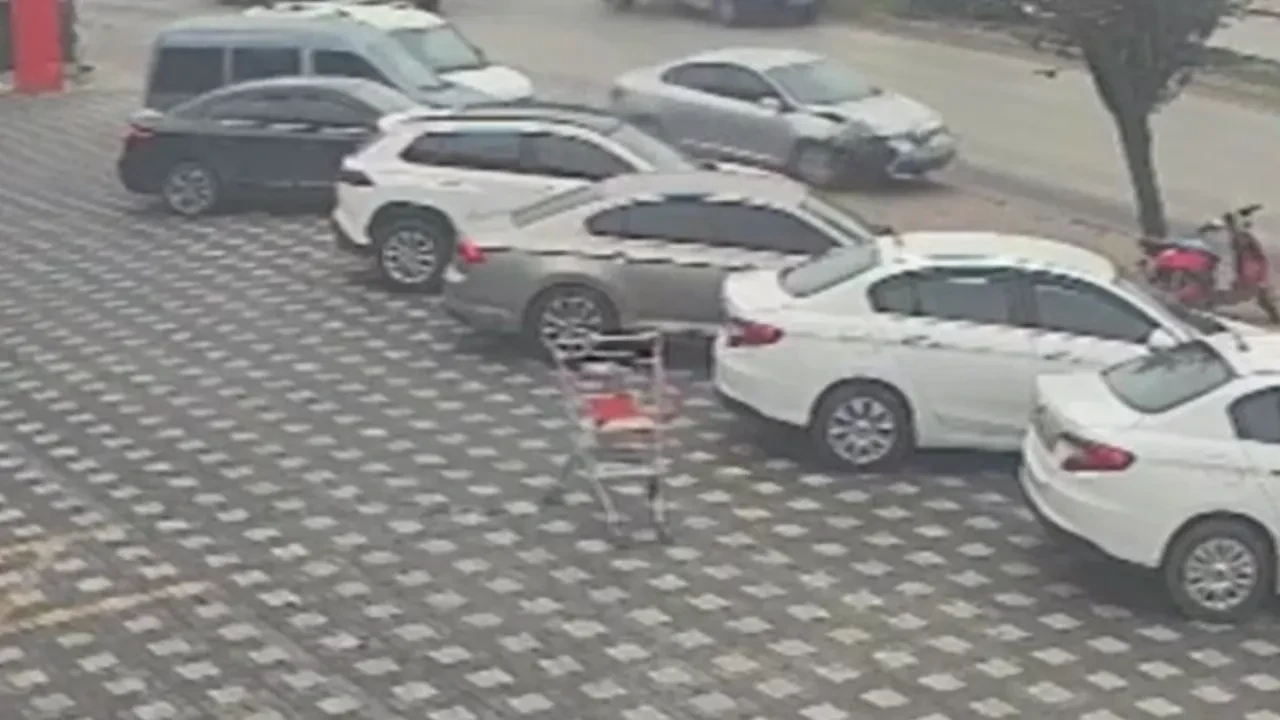 Araç kontrolden çıkınca kamyonete ve park halindeki araçlara çarptı