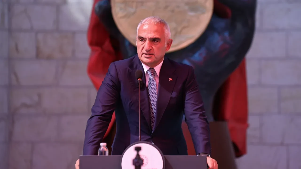 Bakan Ersoy 5 camiyi ibadete, Kahramanmaraş Kalesi’ni ziyarete açtı