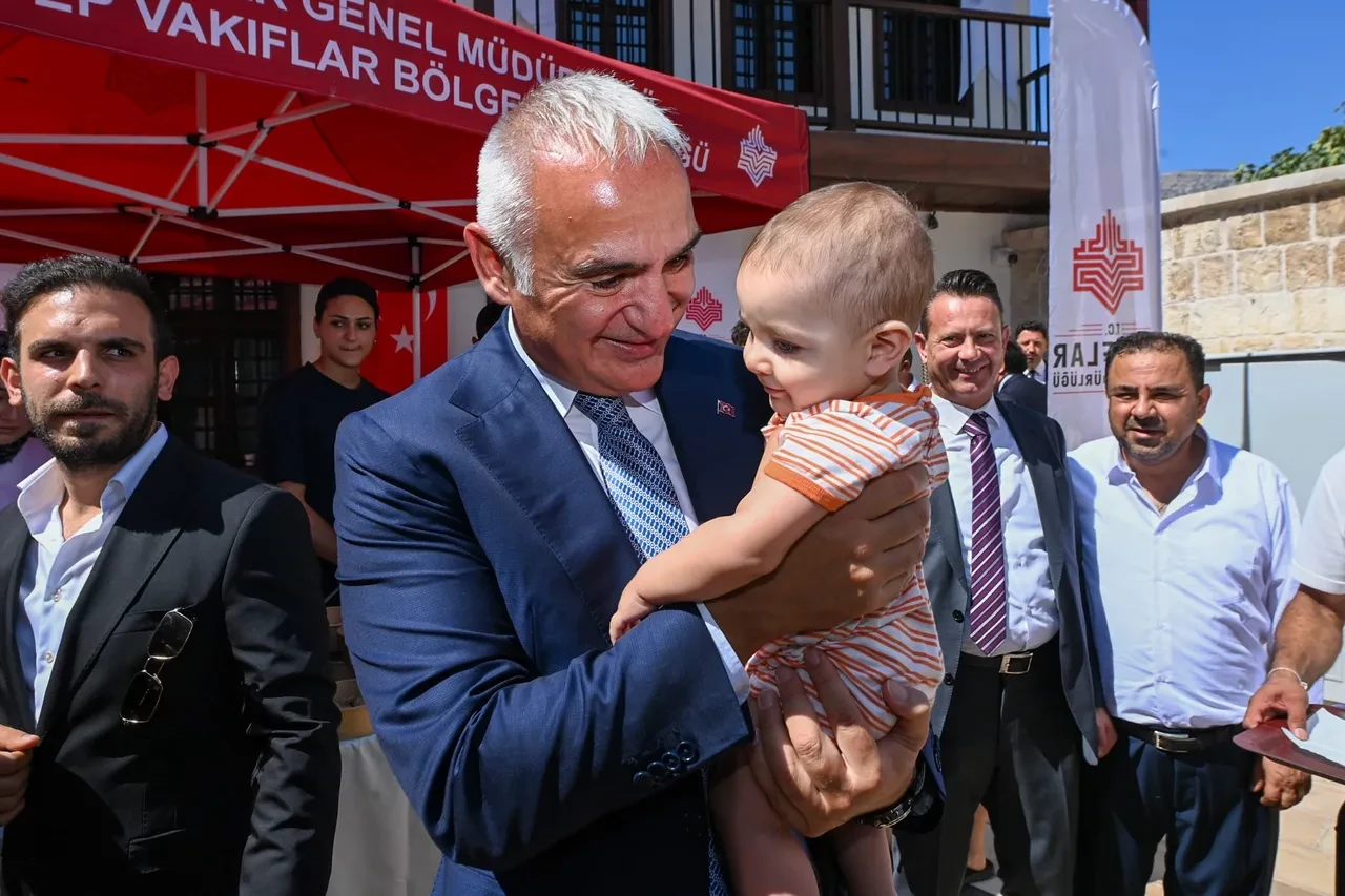 Bakan Ersoy 5 camiyi ibadete, Kahramanmaraş Kalesi’ni ziyarete açtı