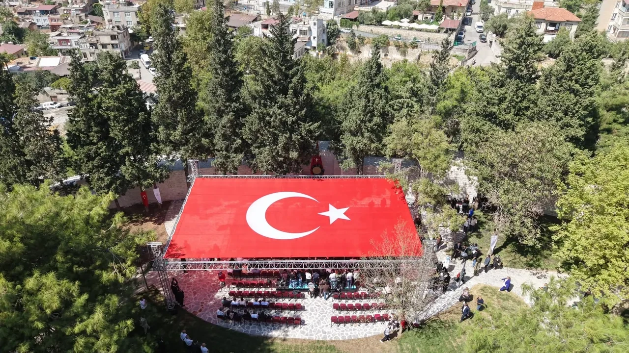 Bakan Ersoy 5 camiyi ibadete, Kahramanmaraş Kalesi’ni ziyarete açtı