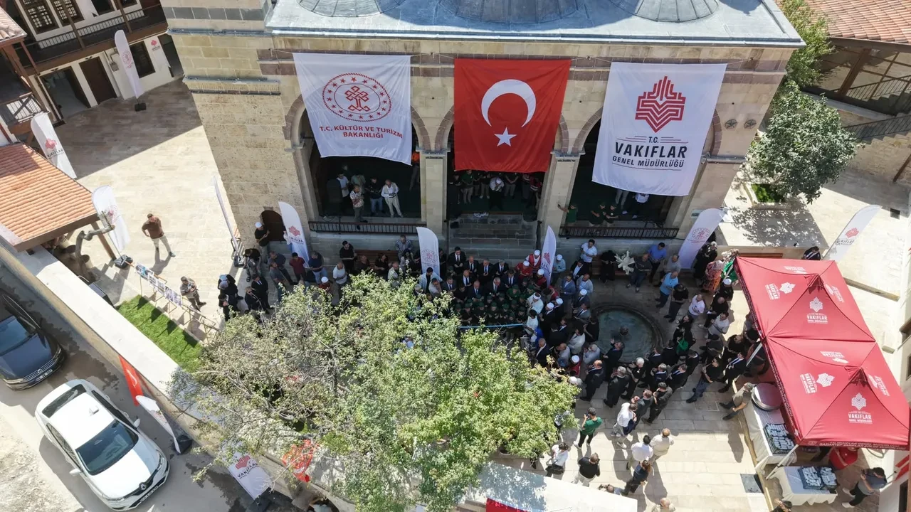 Bakan Ersoy 5 camiyi ibadete, Kahramanmaraş Kalesi’ni ziyarete açtı