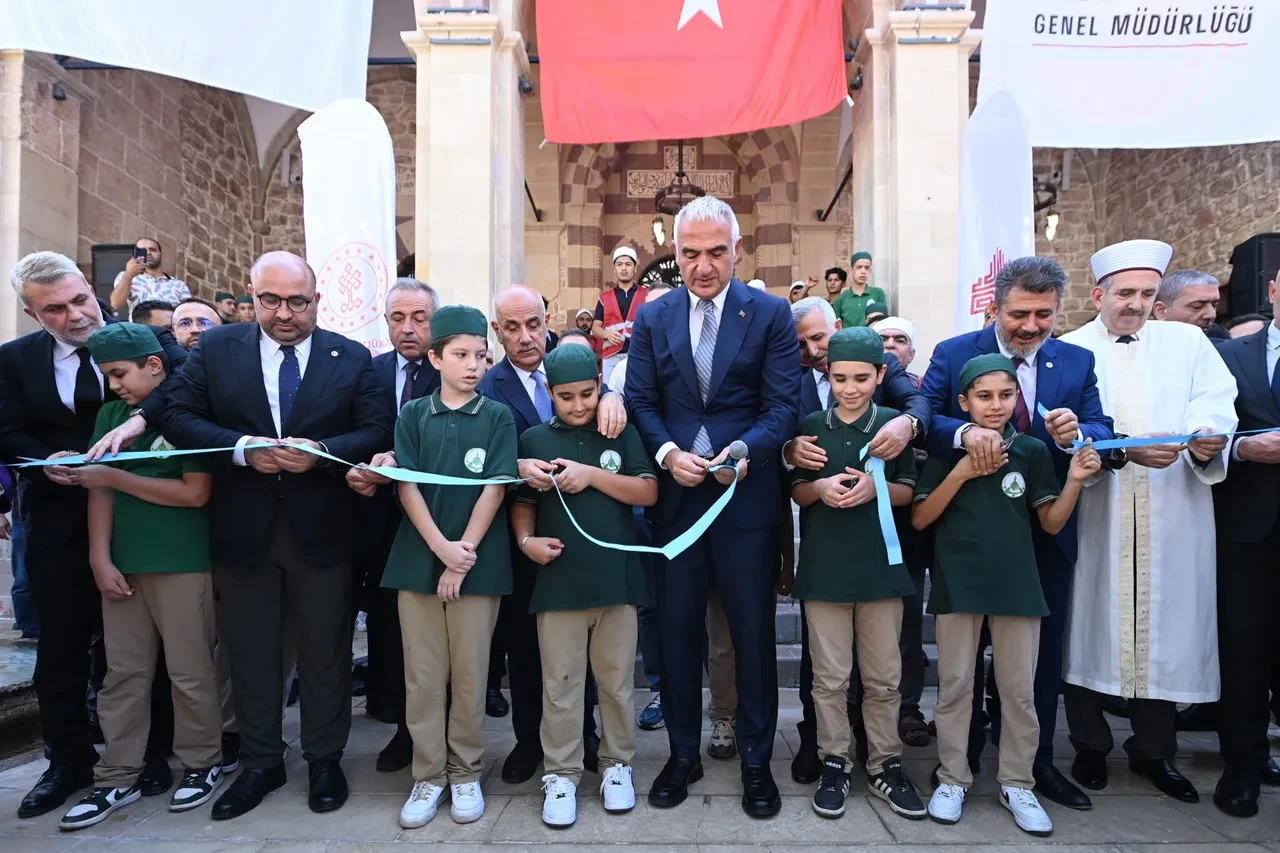 Bakan Ersoy 5 camiyi ibadete, Kahramanmaraş Kalesi’ni ziyarete açtı