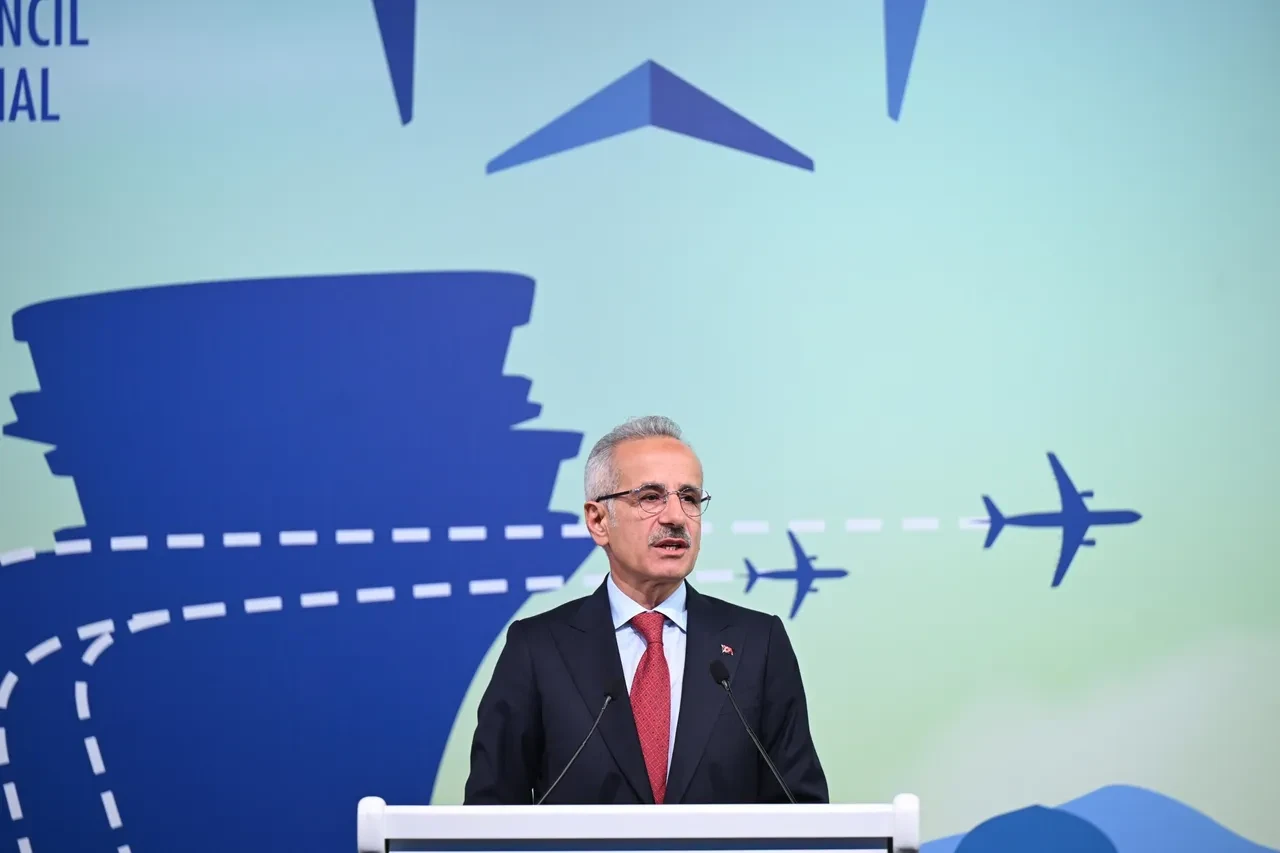 Bakan Uraloğlu, havacılıkta sürdürülebilir yakıt hedeflerini açıkladı
