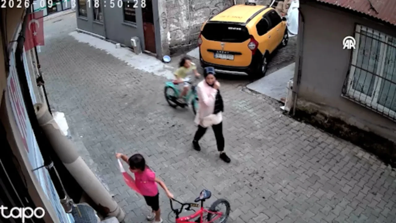 Bisikletten indi, yerdeki Türk bayrağını 3 kez öpüp başına koydu! O anlar kamerada