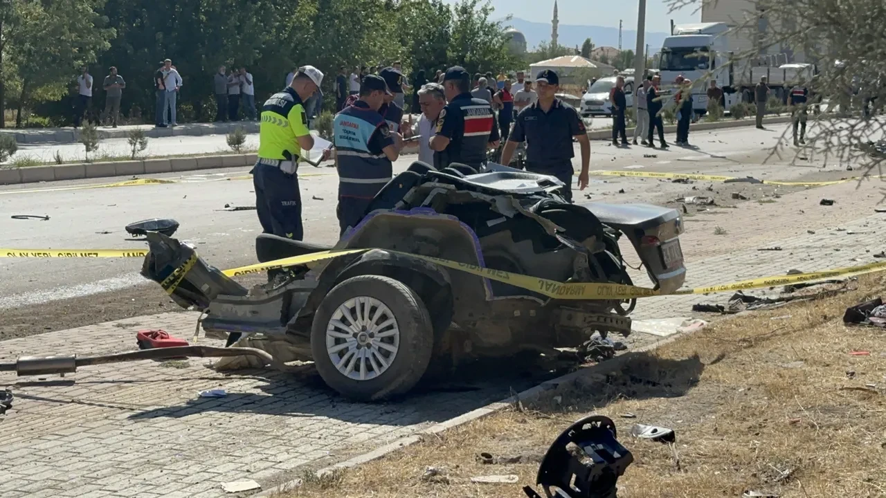 Elazığ'da feci kaza! Otomobil ikiye bölündü: Ölü ve yaralılar var 