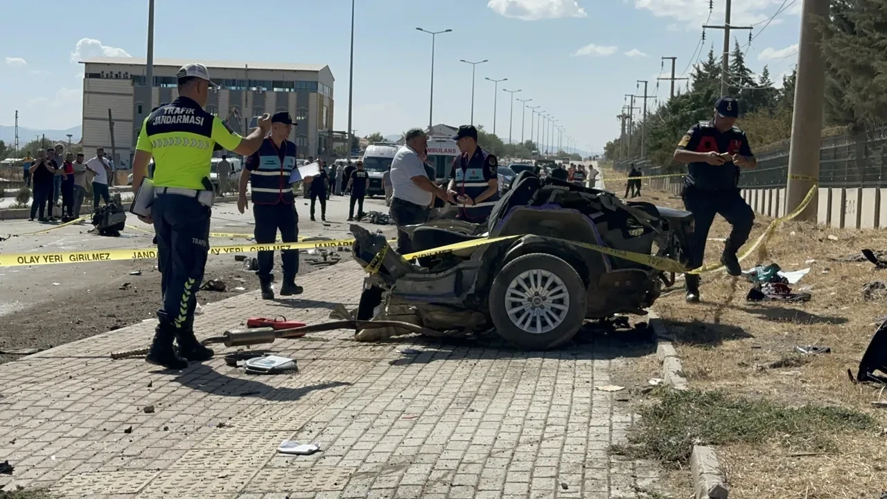 Elazığ'da feci kaza! Otomobil ikiye bölündü: Ölü ve yaralılar var 