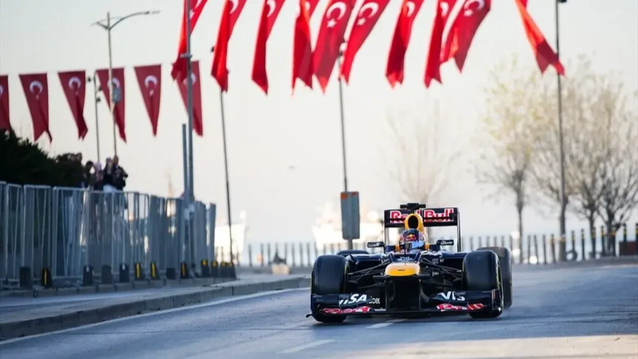 Formula 1 takvimi resmen duyuruldu: İstanbul Park dev yarışa hazırlanıyor! Türkiye Grand Prix için tarih belli oldu